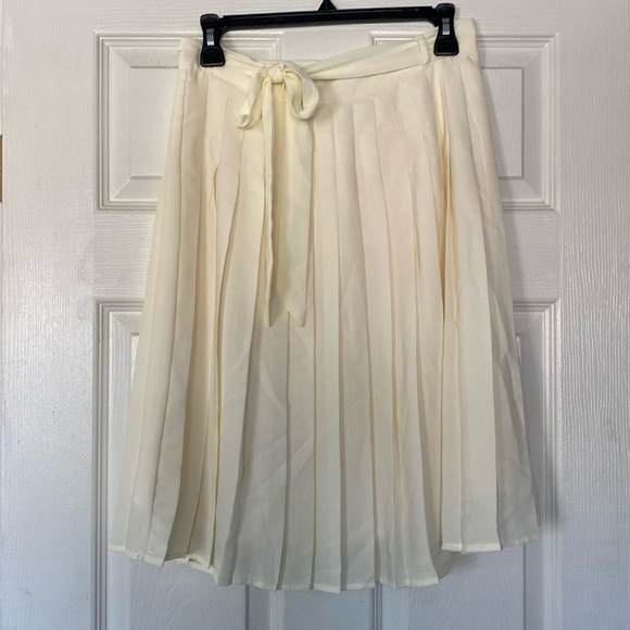 Modcloth Dresses & Skirts - NWOT Ivory Pleated Skirt